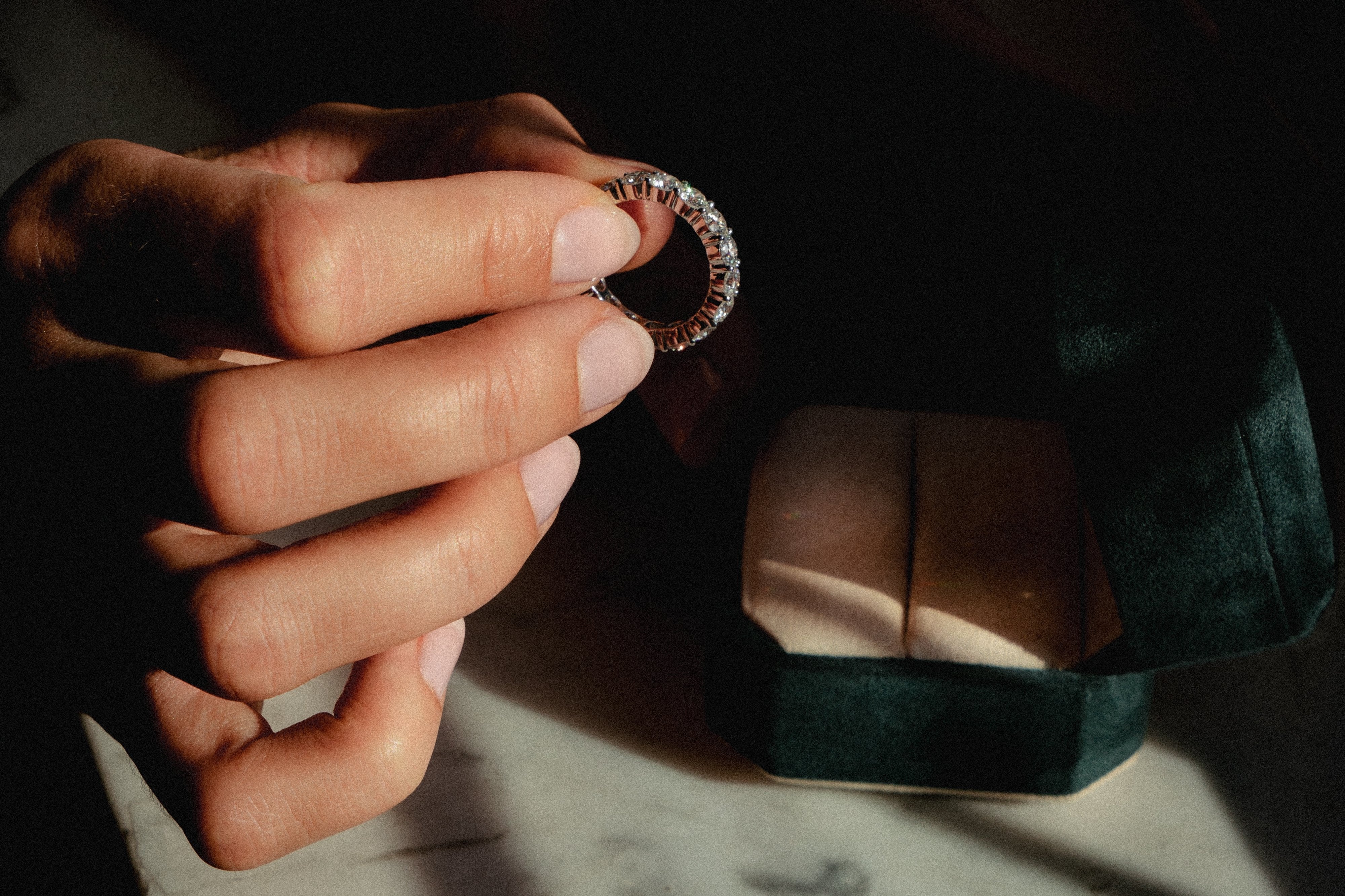 Når burde du huske å ta av deg diamantringen?