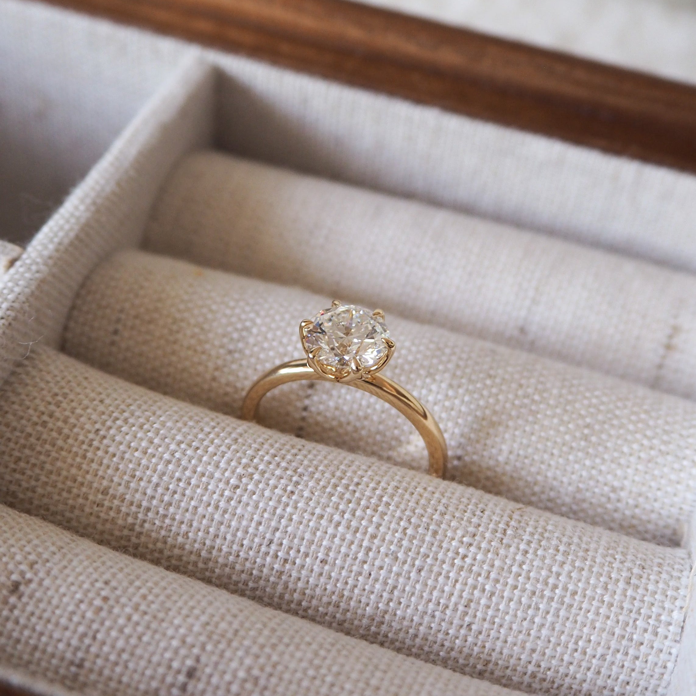 ROUND TULIP SOLITAIRE