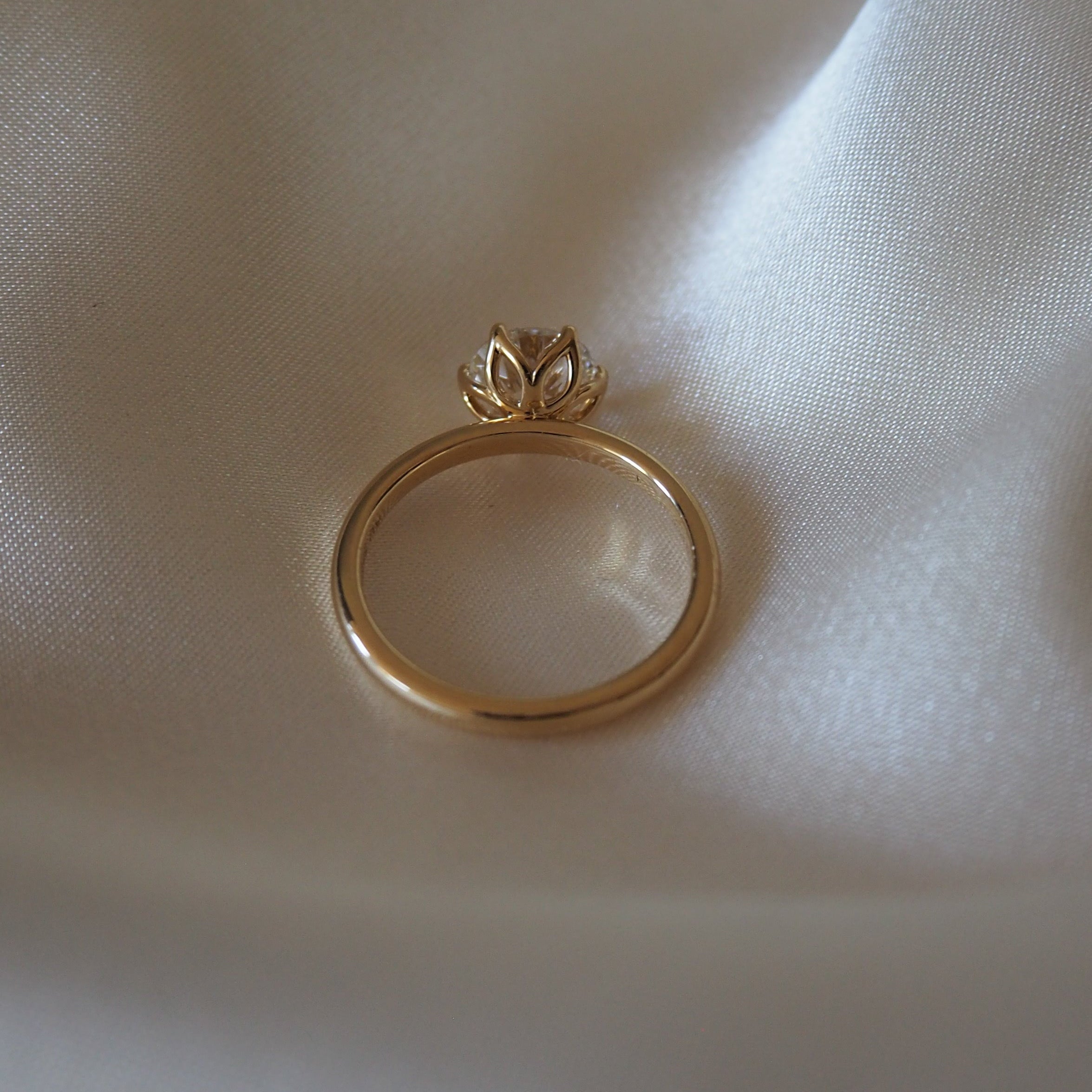 ROUND TULIP SOLITAIRE