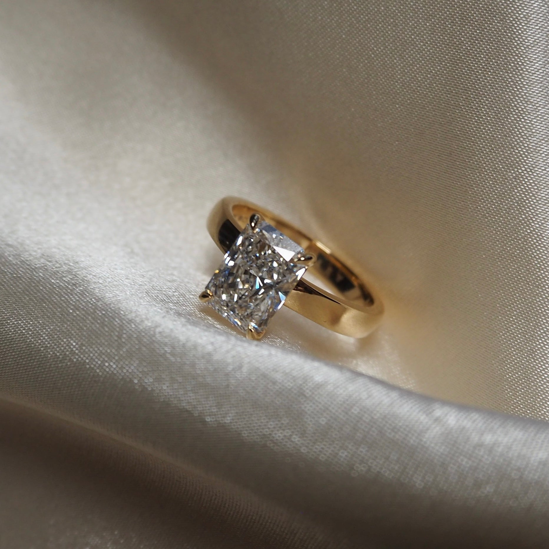 RADIANT CIGAR BAND SOLITAIRE 2.5 CARAT