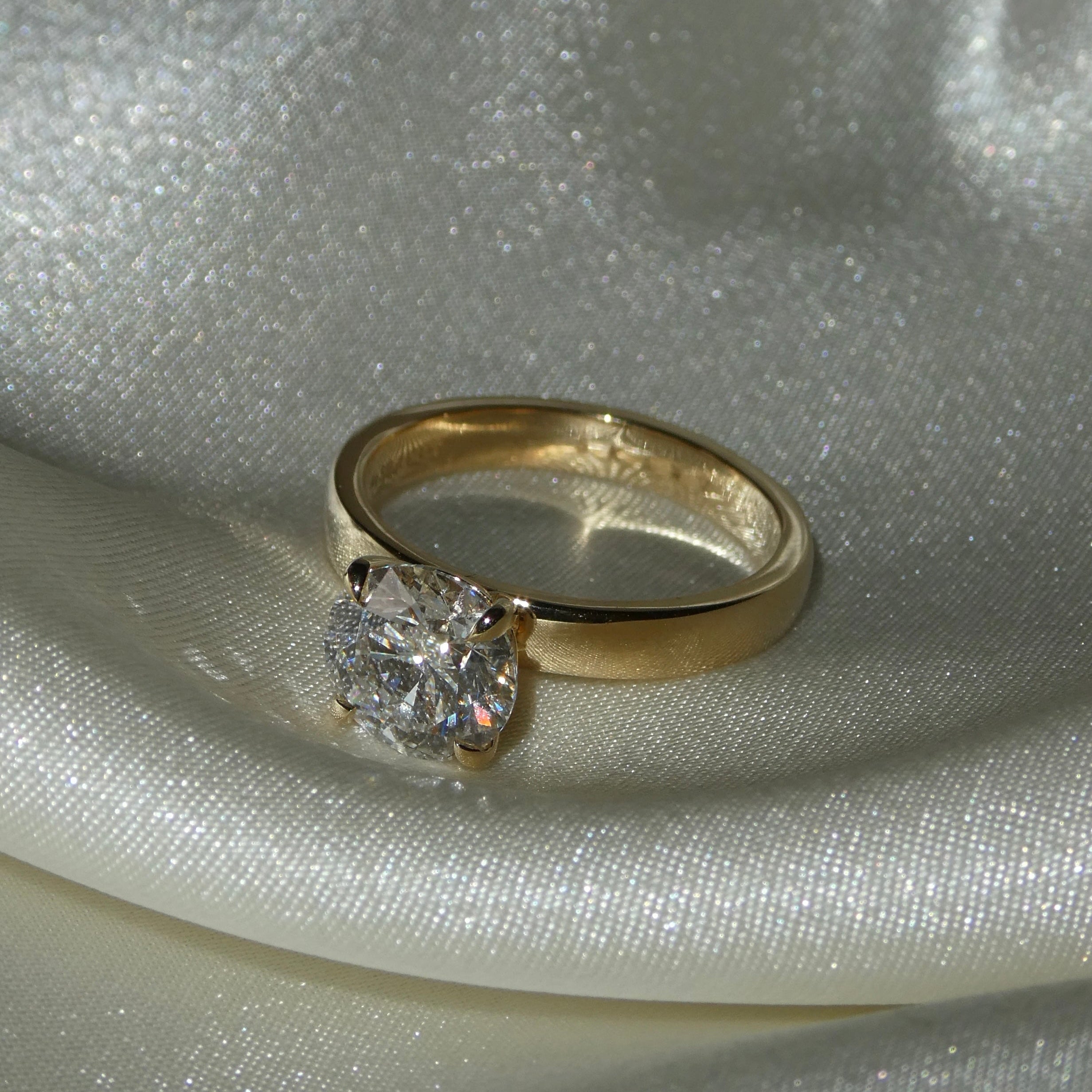 ROUND CIGAR BAND SOLITAIRE