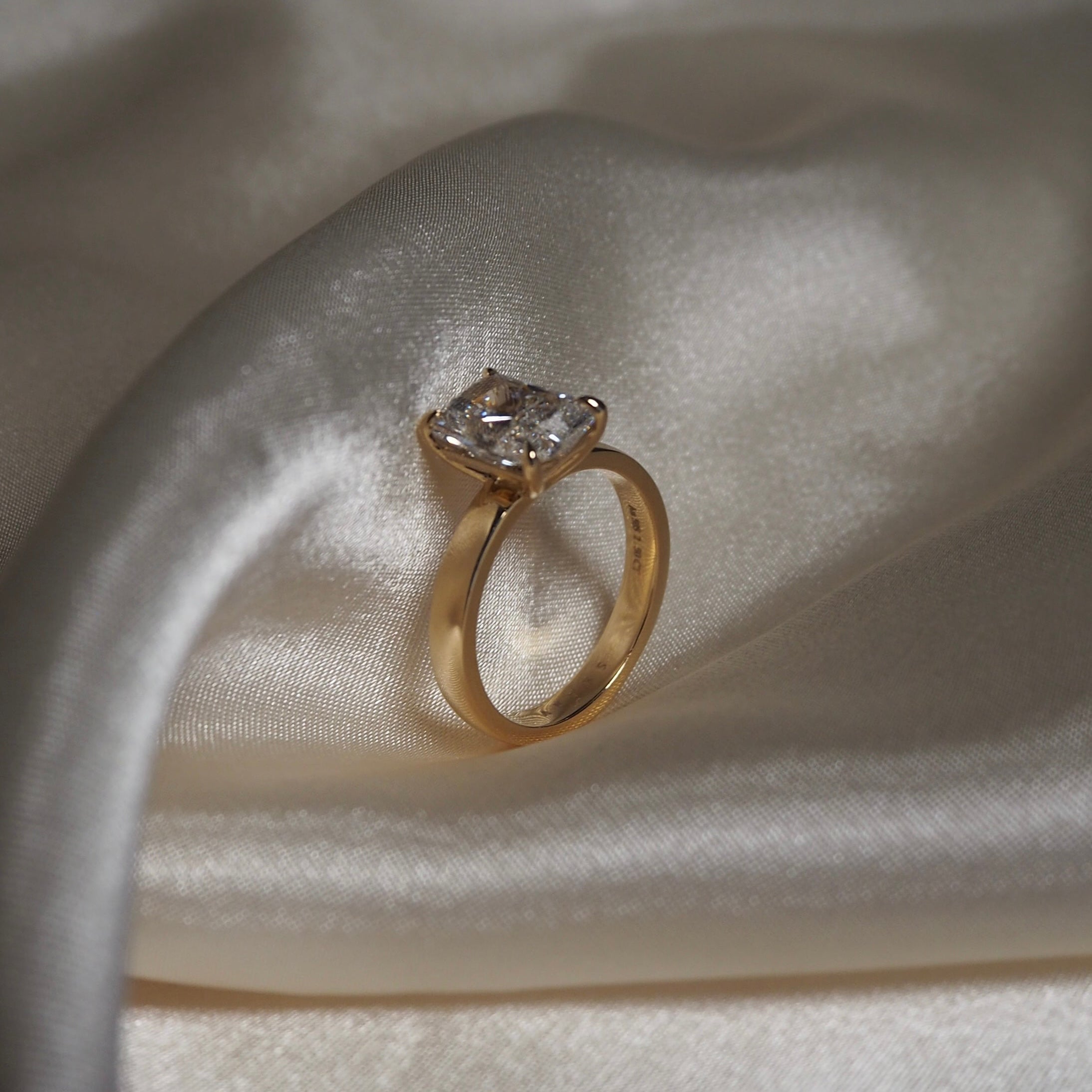 RADIANT CIGAR BAND SOLITAIRE 2.5 CARAT