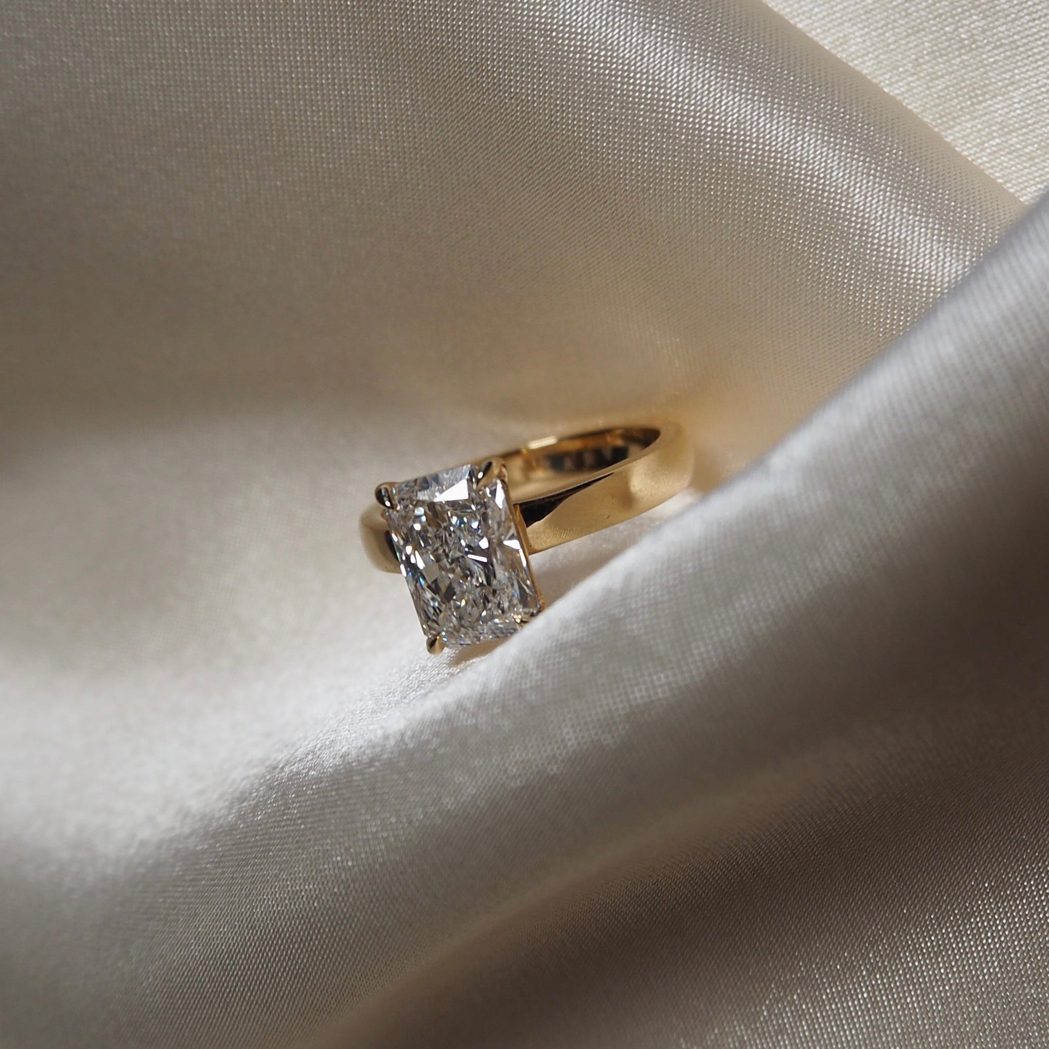 RADIANT CIGAR BAND SOLITAIRE 2.5 CARAT