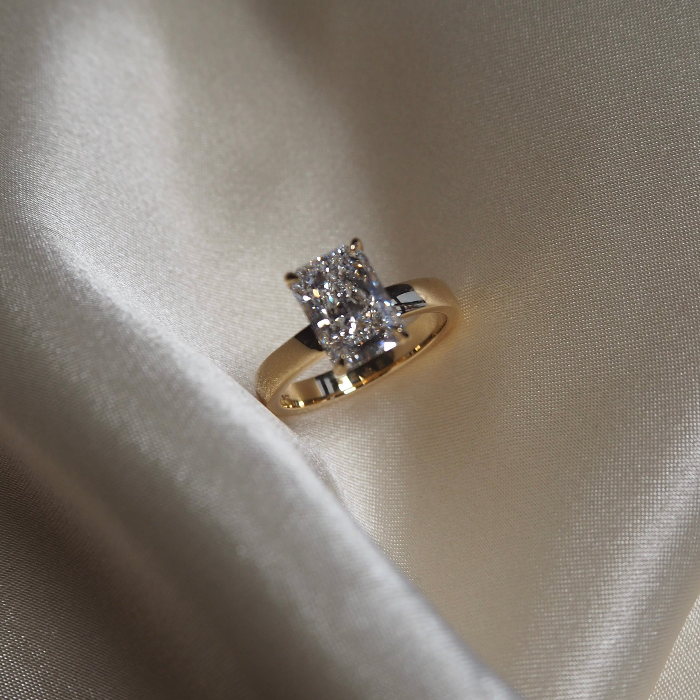 RADIANT CIGAR BAND SOLITAIRE 2.5 CARAT