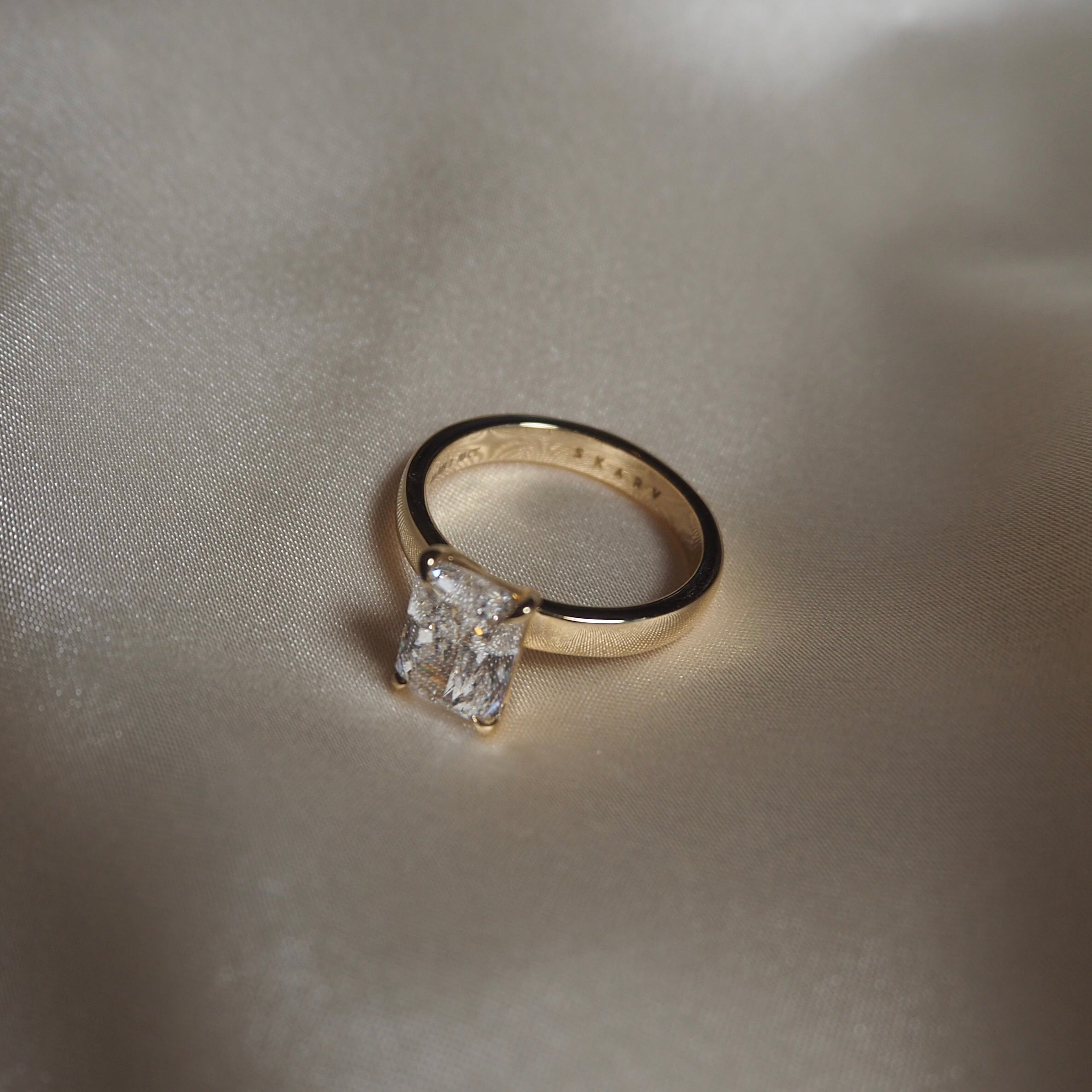 RADIANT CIGAR BAND SOLITAIRE 2.5 CARAT