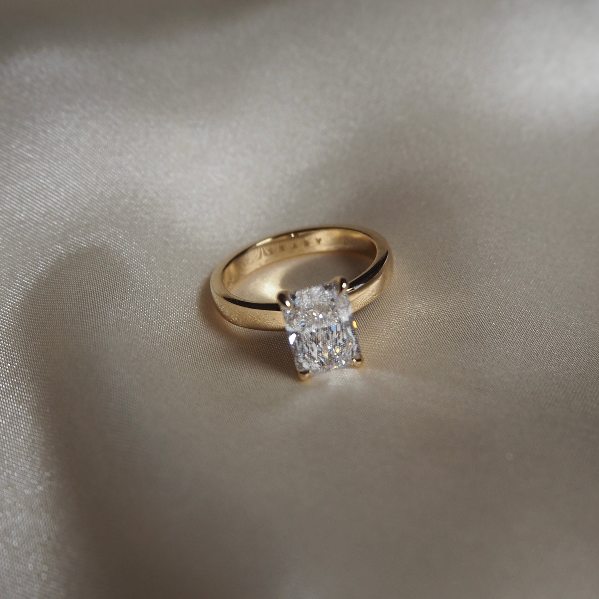 RADIANT CIGAR BAND SOLITAIRE 2.5 CARAT