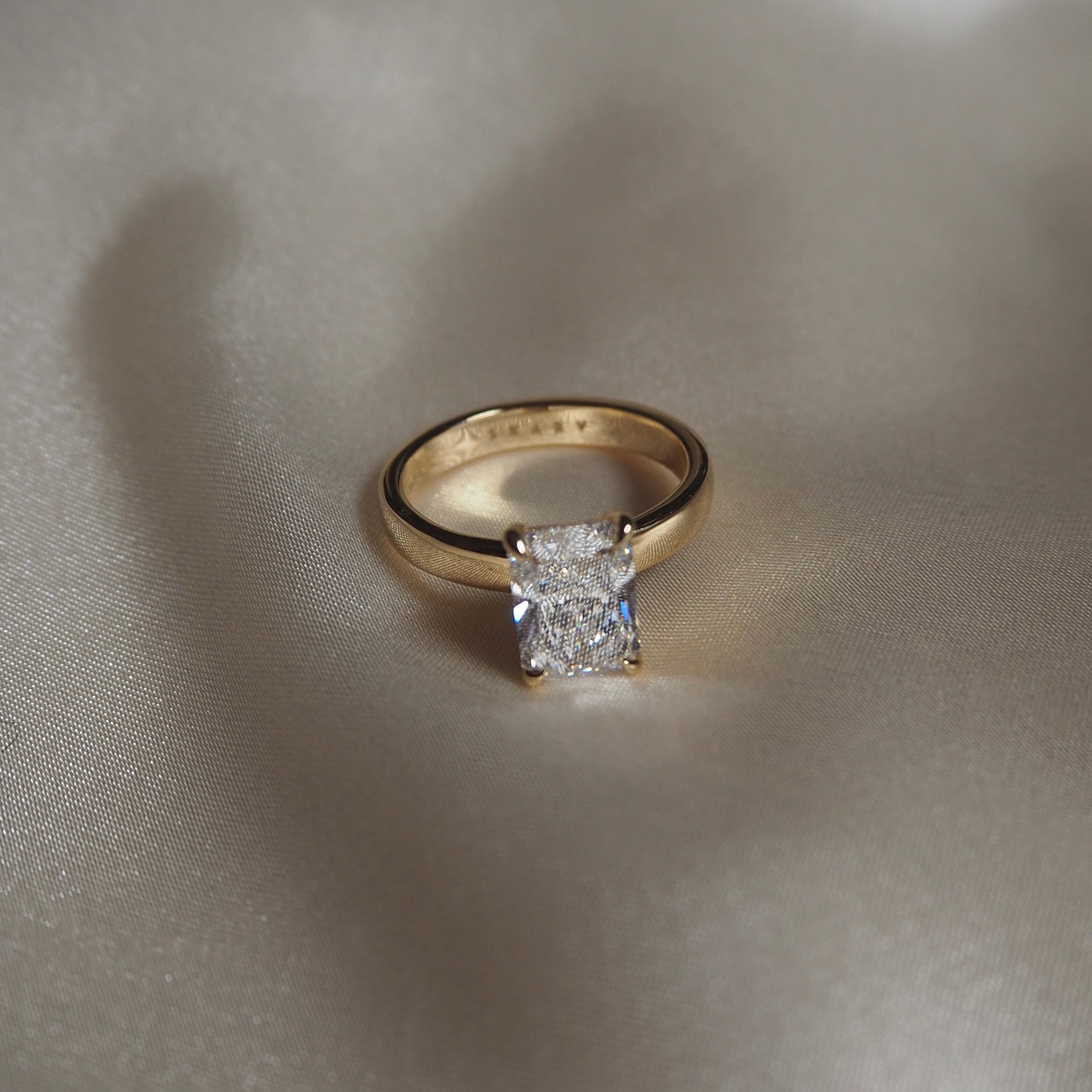 RADIANT CIGAR BAND SOLITAIRE 2.5 CARAT