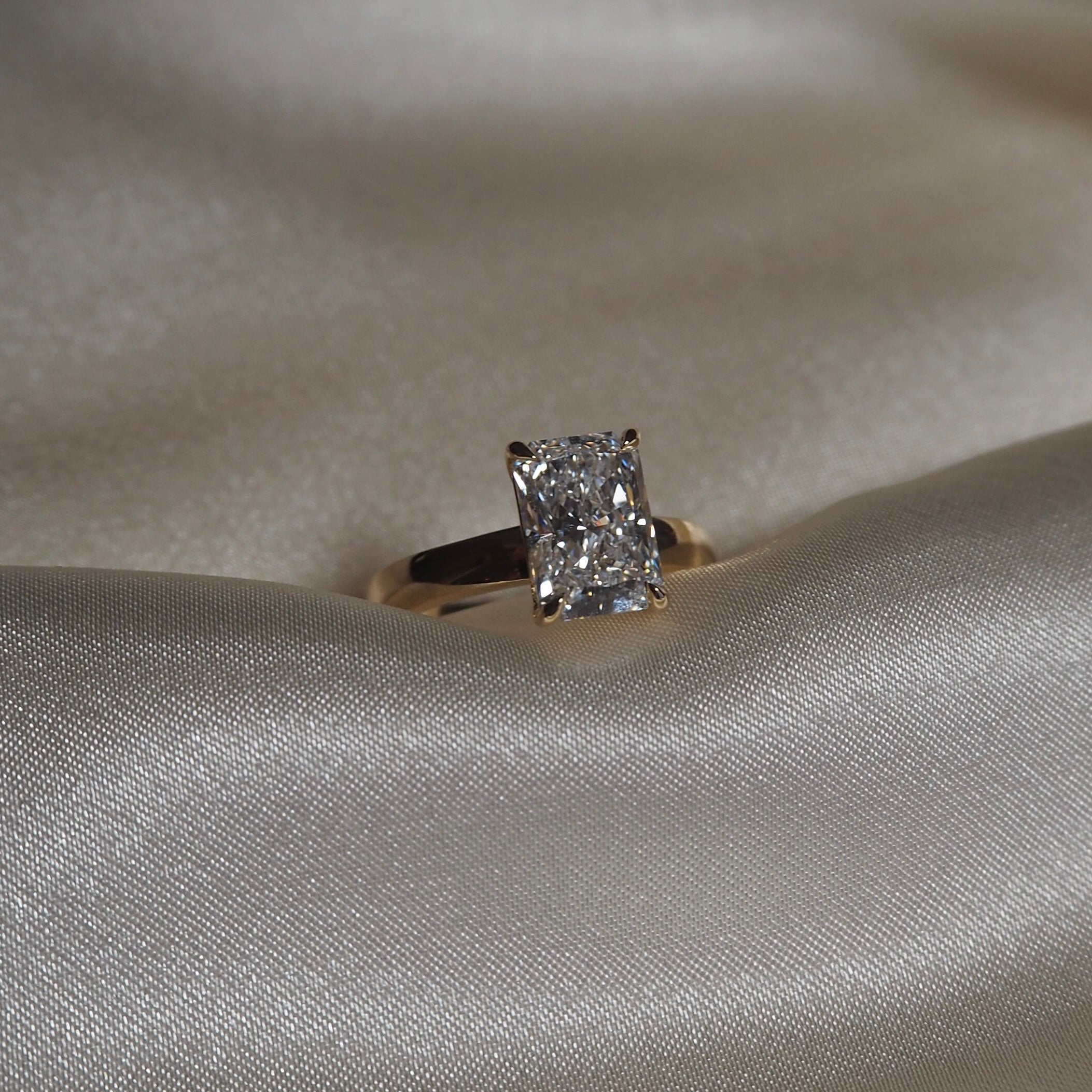 RADIANT CIGAR BAND SOLITAIRE 2.5 CARAT