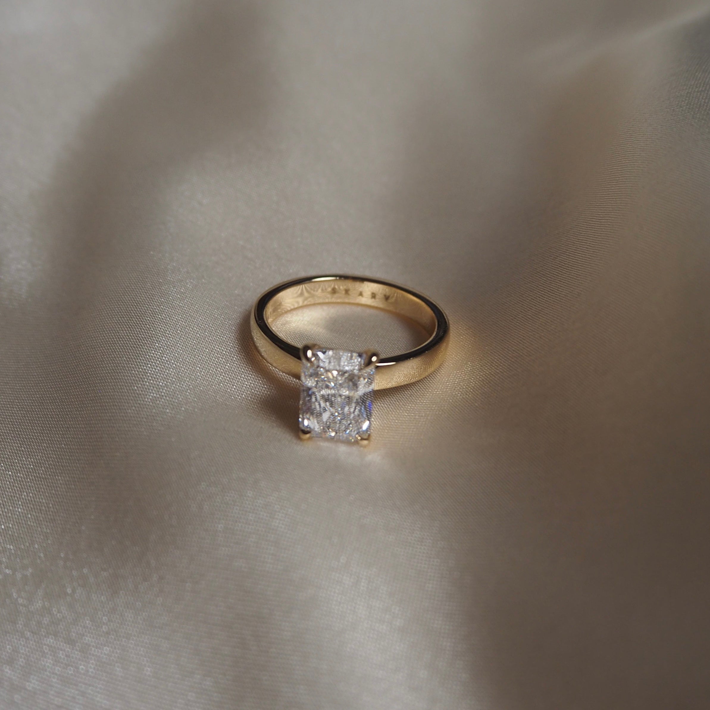 RADIANT CIGAR BAND SOLITAIRE 2.5 CARAT