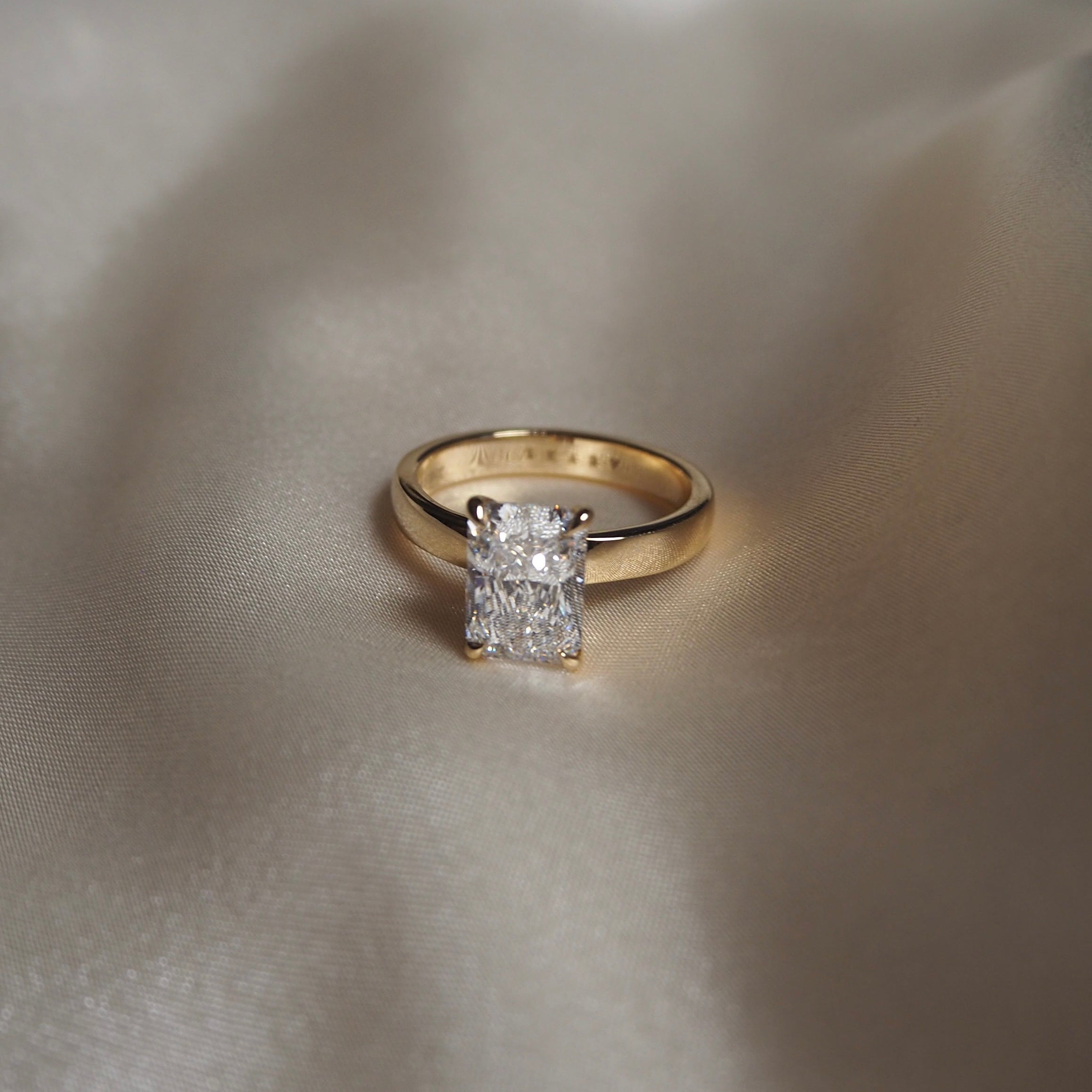 RADIANT CIGAR BAND SOLITAIRE 2.5 CARAT