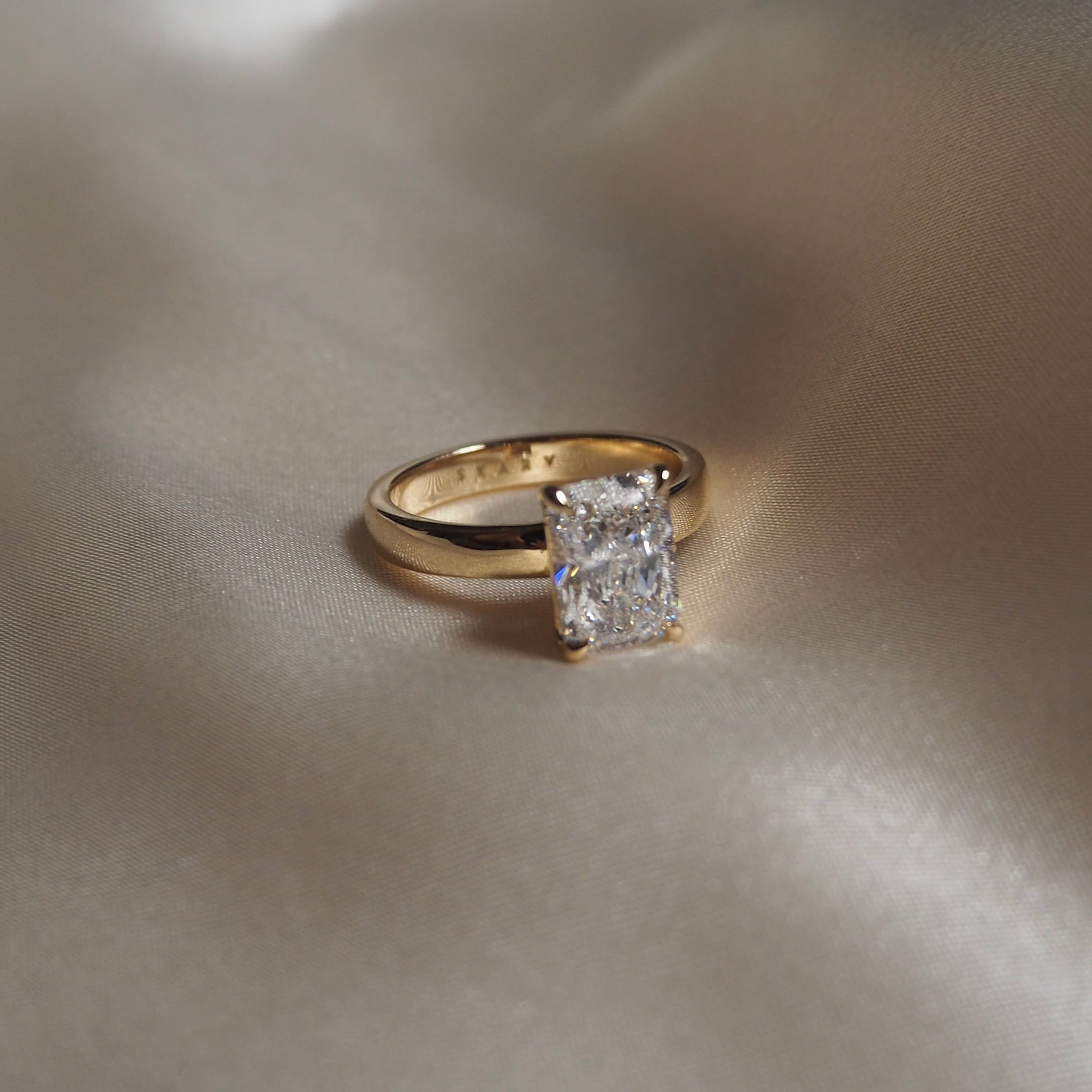 RADIANT CIGAR BAND SOLITAIRE 2.5 CARAT