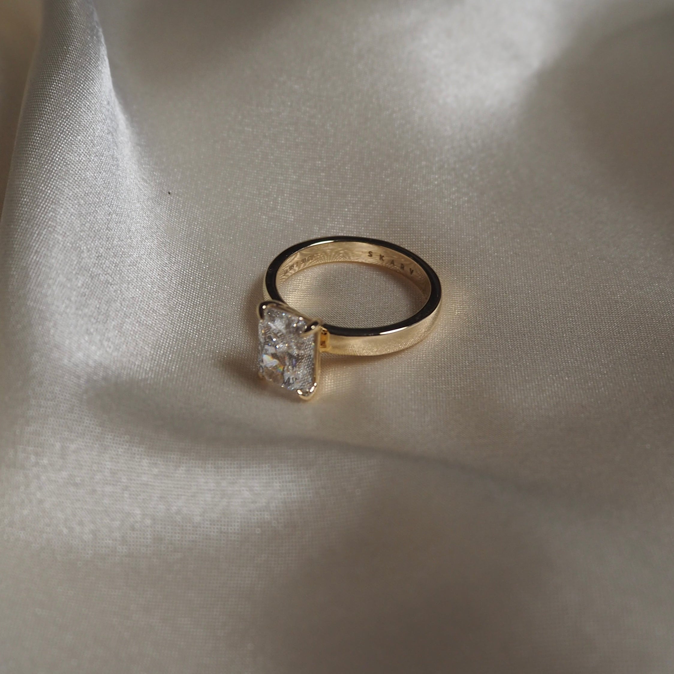 RADIANT CIGAR BAND SOLITAIRE 2.5 CARAT