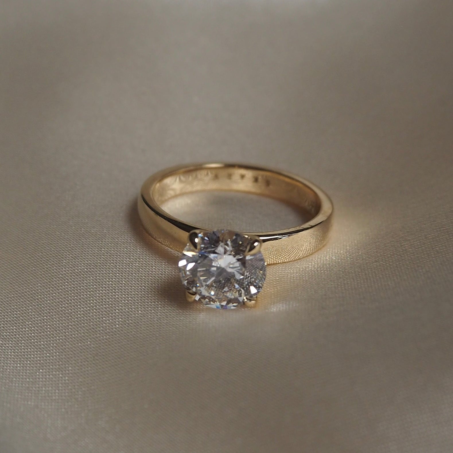 ROUND CIGAR BAND SOLITAIRE 2 CARAT