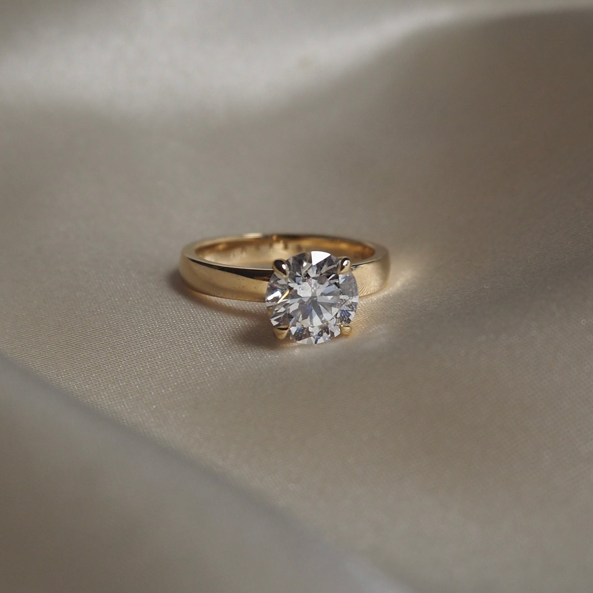 ROUND CIGAR BAND SOLITAIRE 2 CARAT