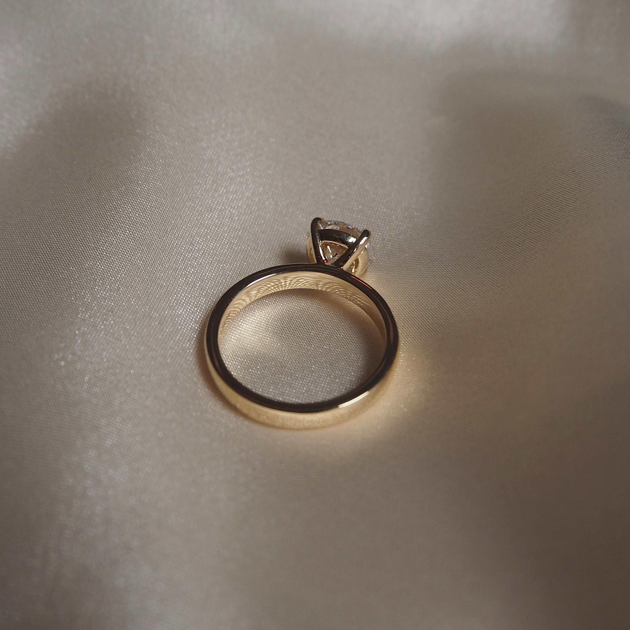 ROUND CIGAR BAND SOLITAIRE 2 CARAT