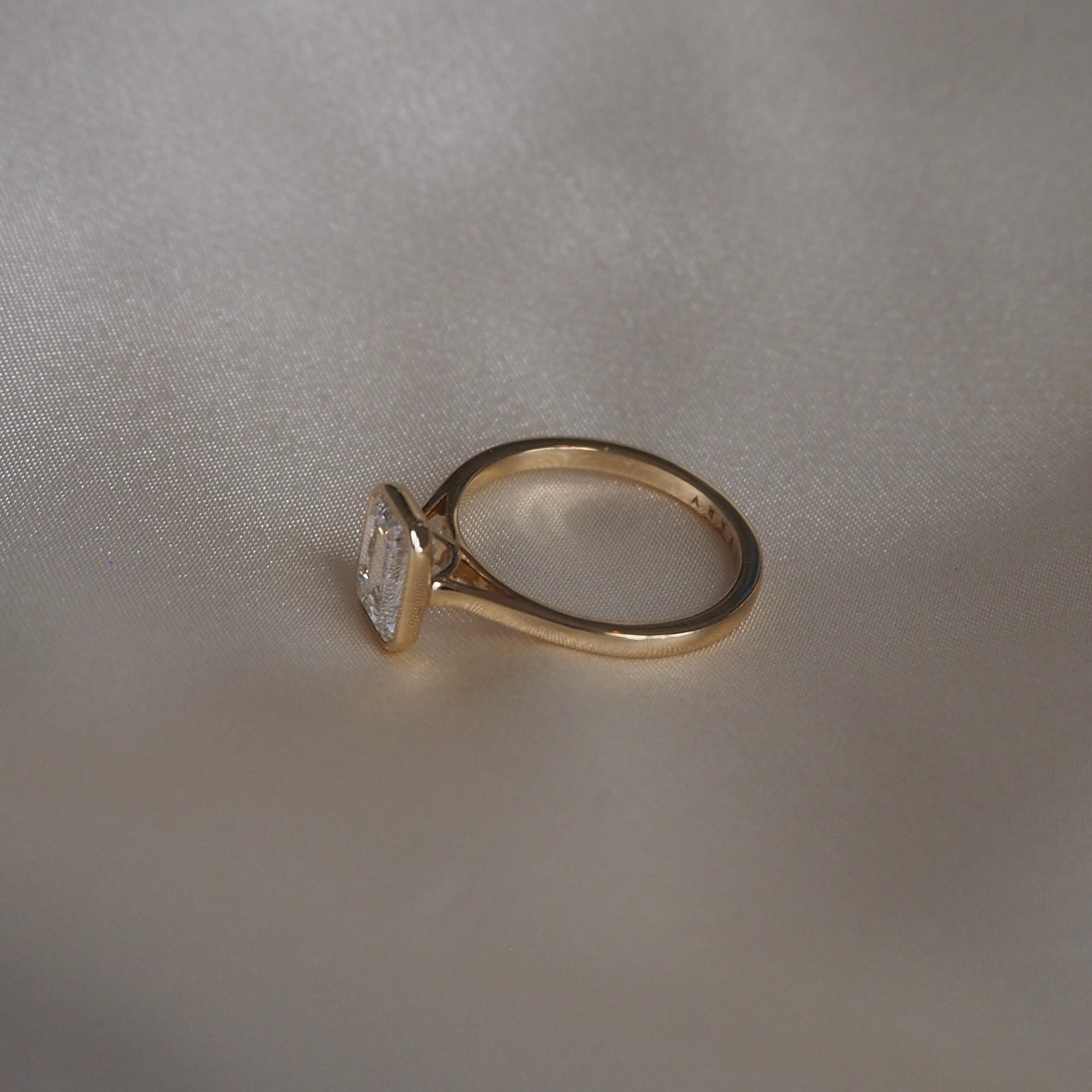 EMERALD BEZEL SOLITAIRE 1.70 CARAT