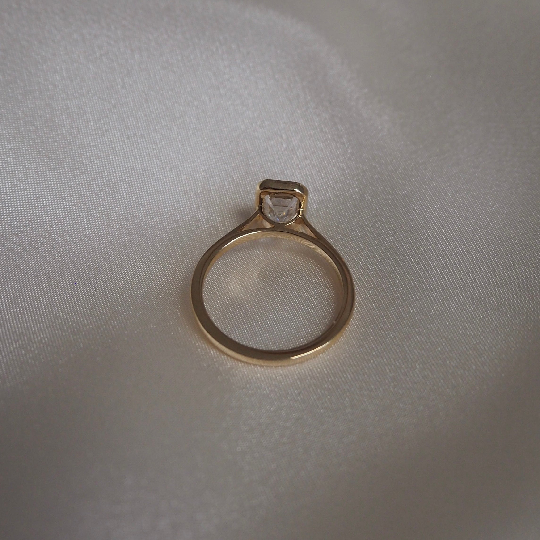 EMERALD BEZEL SOLITAIRE 1.70 CARAT