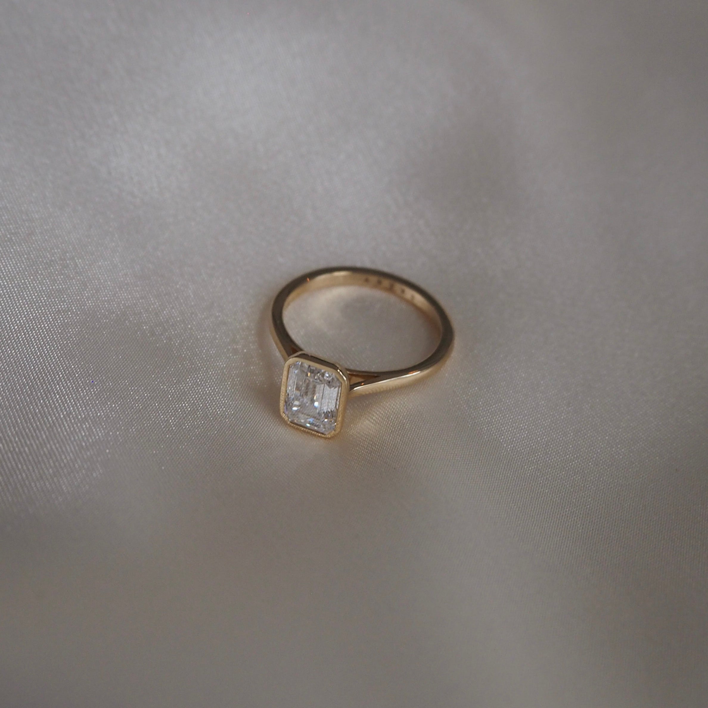 EMERALD BEZEL SOLITAIRE 1.70 CARAT