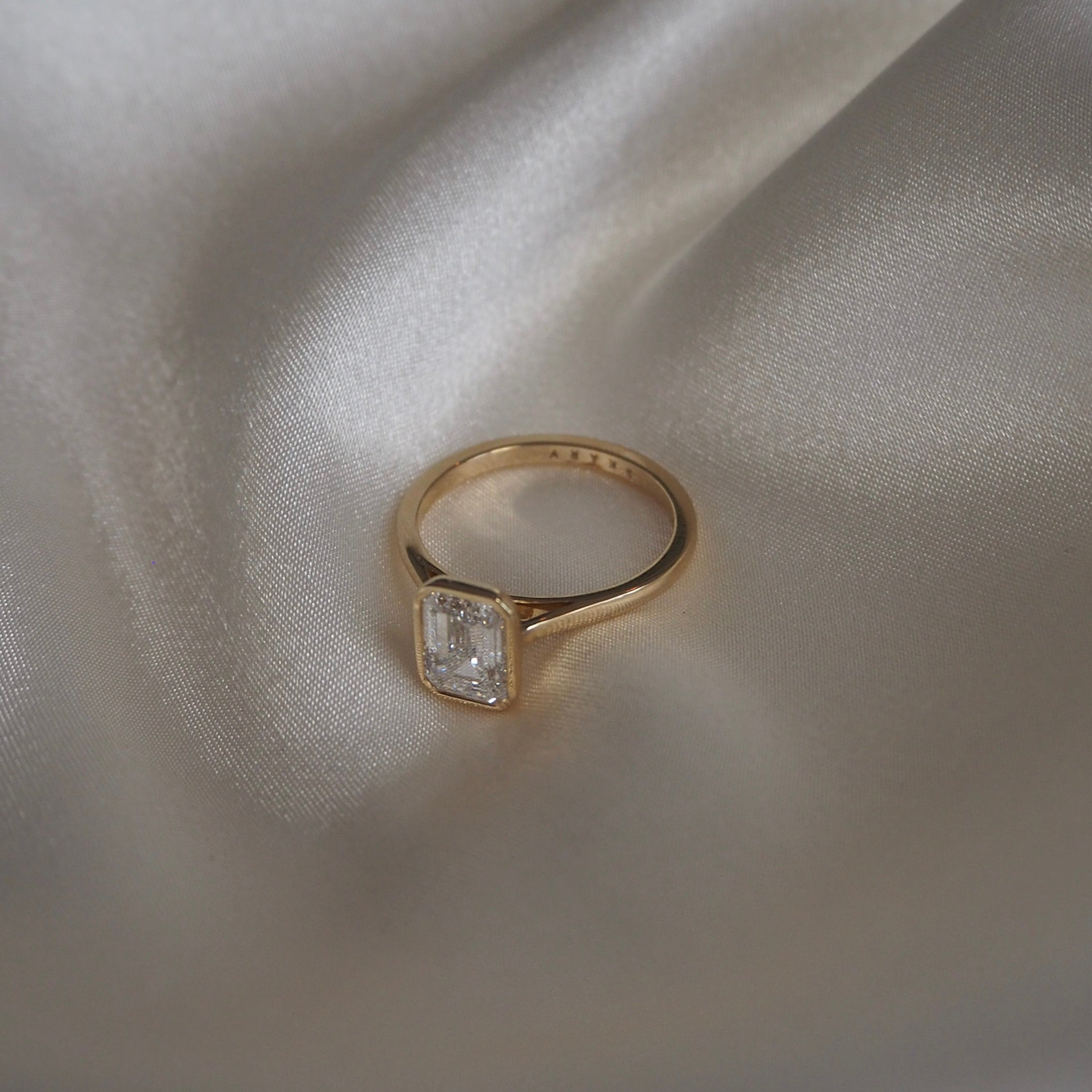 EMERALD BEZEL SOLITAIRE 1.70 CARAT