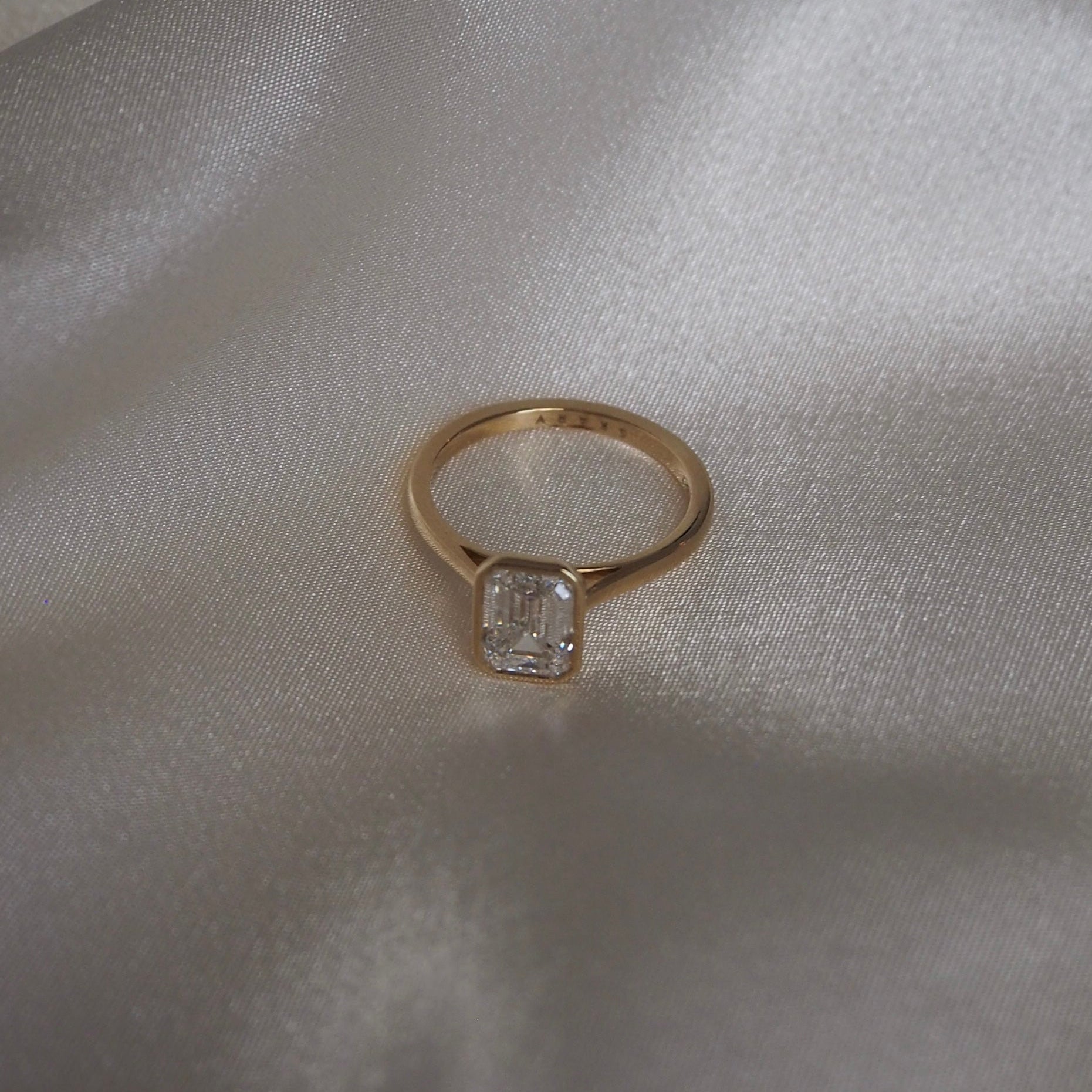 EMERALD BEZEL SOLITAIRE 1.70 CARAT