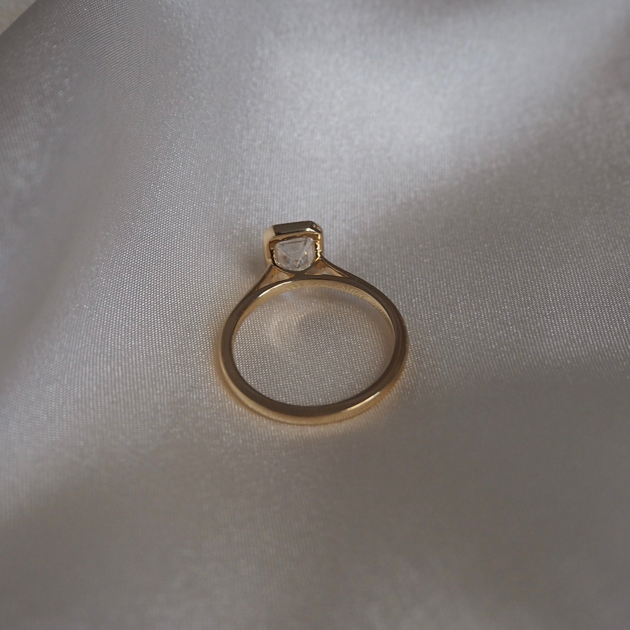 EMERALD BEZEL SOLITAIRE 1.70 CARAT