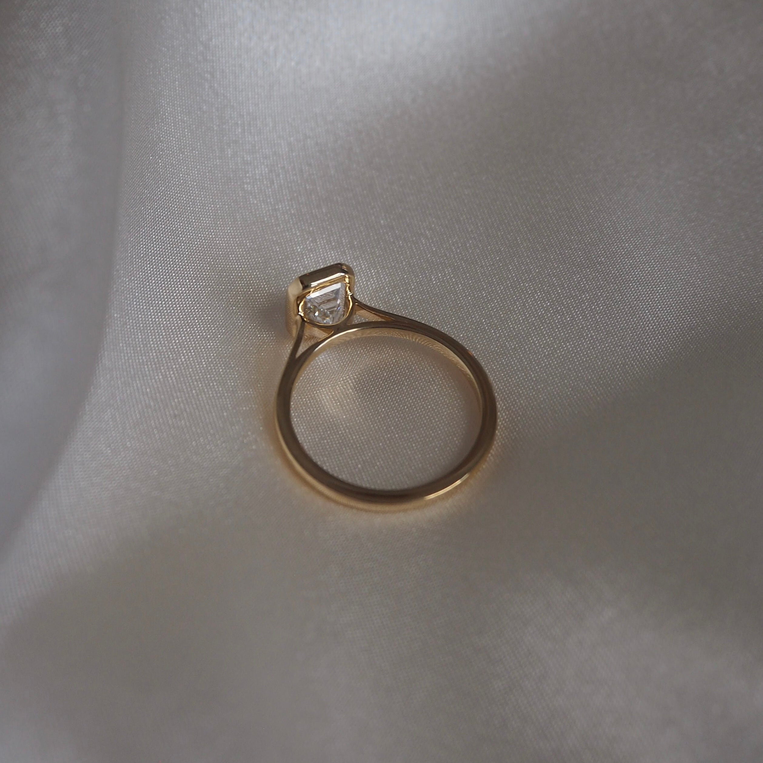 EMERALD BEZEL SOLITAIRE 1.70 CARAT