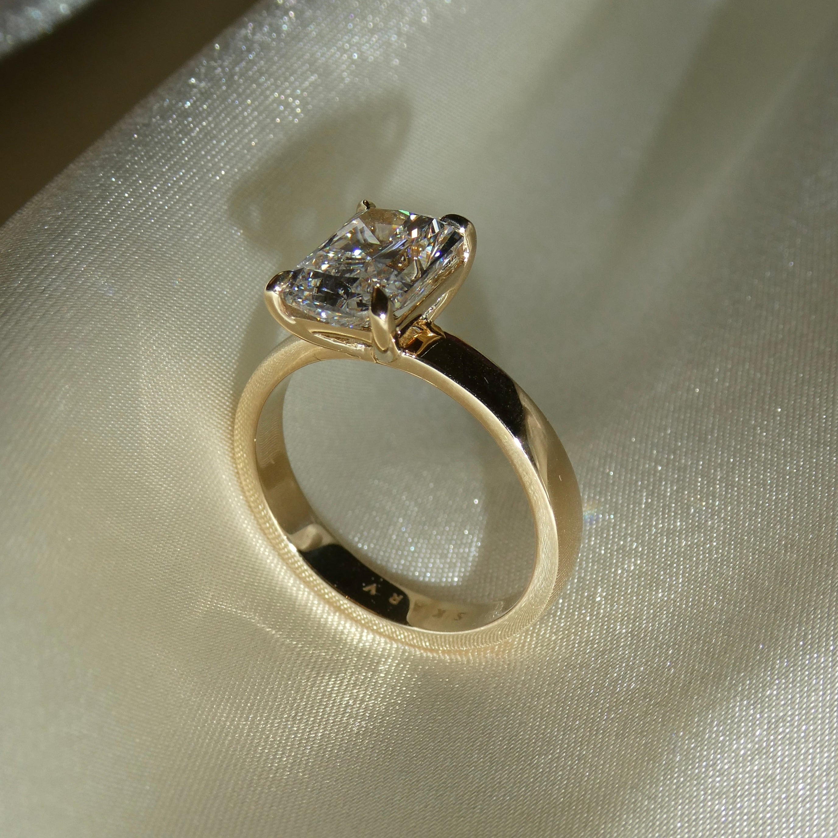 RADIANT CIGAR BAND SOLITAIRE